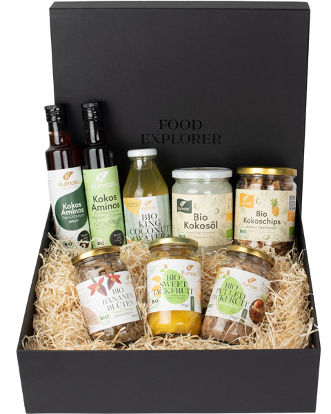 Exklusive Kumaio Geschenkbox mit Bio-Produkten aus Kokos und Jackfruit: Kokos Aminos Saucen, Bio Kokosöl, Bio Kokoschips, Bio King Coconut Water, Bio Bananenblüten, Bio Pulled Jackfruit und Bio Sweet Jackfruit – vegane Spezialitäten nachhaltig verpackt.