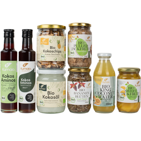 Kumaio Bio-Produkte im Überblick: Kokos Aminos Gewürzsaucen, Bio Kokoschips mit Ananas, Bio Kokosöl, Bio Pulled Jackfruit, Bio Bananenblüten, Bio King Coconut Water und Bio Sweet Jackfruit – nachhaltige, vegane Spezialitäten aus Sri Lanka.