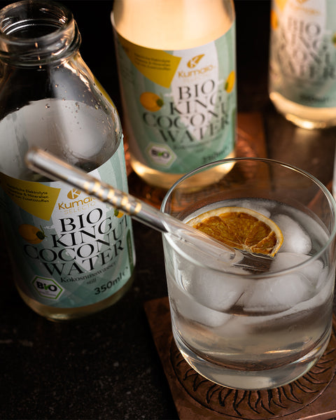 Kaltes Glas Kokosnusswasser