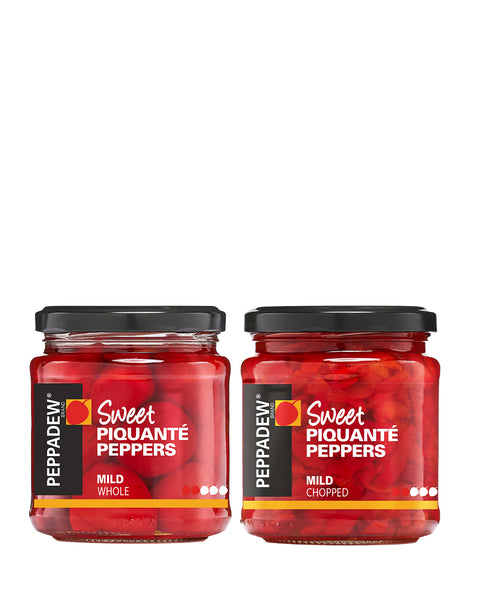 Zwei Gläser Peppadew Kirschpaprika: eines mit ganzen Paprika und eines mit gehackten Paprika.