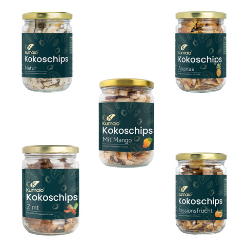 Fünf Gläser mit verschiedenen Sorten Kumaios Kokoschips, darunter Natur, Ananas, Mango, Zimt und Passionsfrucht.