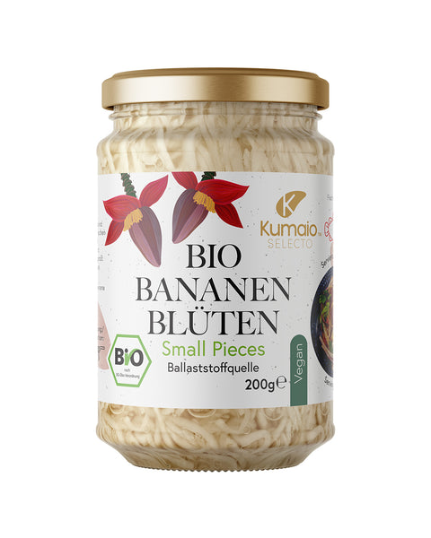 Glas mit Bio Bananenblüten Small Pieces von Kumaio, vegan und ballaststoffreich, mit dekorativem Etikett und klarer Füllung.