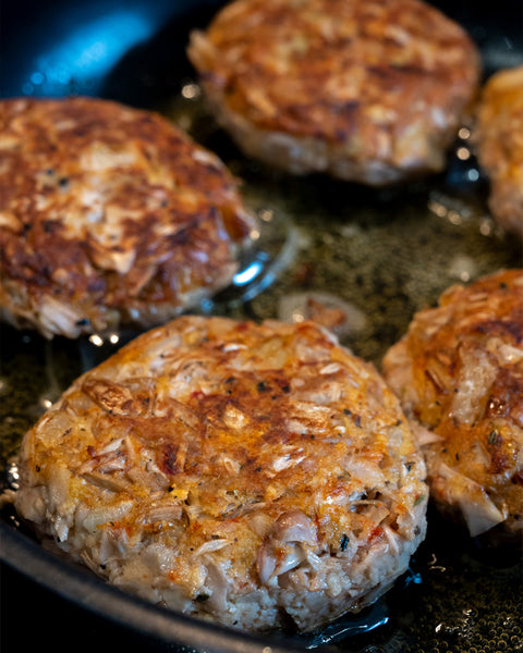 Goldbraun gebratene Patties aus Pulled Jackfruit in einer Pfanne mit etwas Öl, knusprig und saftig zubereitet.
