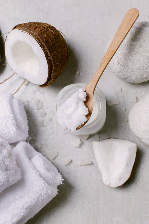 Kokosnuss und Kokosöl in Spa-Szene, natürliche Pflege und Wellness mit frischer Kokosnuss und cremigem Kokosöl.