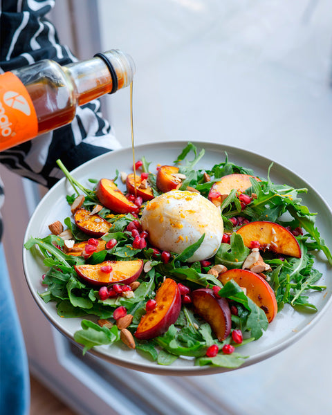 Burrata Salat mit gegrilltem Pfirsich & Kokos Aminos Orange-Chili
