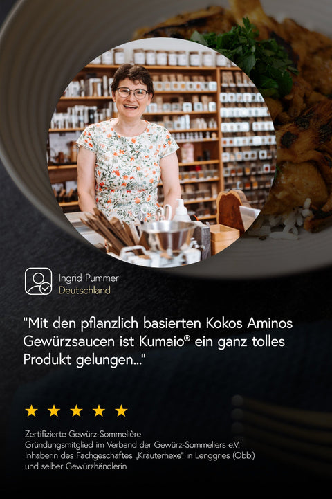 Eine Frau lächelt in einem Gewürzladen. Sie lobt die pflanzlich basierten Kokos Aminos Gewürzsaucen von Kumaio.