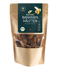 Beutel Kumaio Bio Bananenhälften mit Sichtfenster, grünem Etikett, Bio-Siegel und getrockneten Bananenhälften, freigestellt auf weißem Hintergrund.