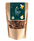 Verpackung der Kumaio Bio-Bananenhälften, getrocknet und ohne Zusatzstoffe, in einer umweltfreundlichen, wiederverschließbaren Tüte. Natürliche Süße und reich an Ballaststoffen, idealer Snack für gesundheitsbewusste Genießer.