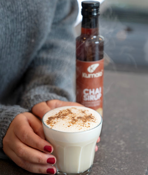 Warmer Chai Latte mit geschäumter Milch und Zimt, zubereitet mit Kumaio Bio Chai Sirup – ein Moment voller Wohlgefühl und Genuss für kalte Tage.