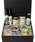 Schwarze Geschenkbox mit Kokosprodukten: Kokosöl, Kokoschips, Kokoswasser, Kokos-Aminos und Rezeptkarten von Kumaio.