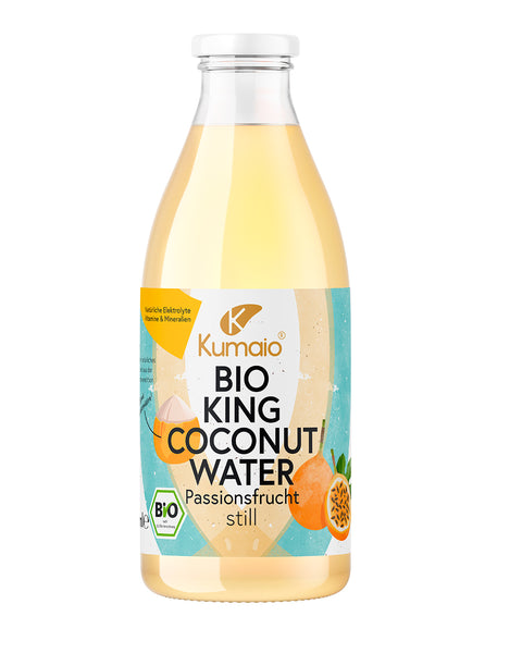 Flasche Kumaio Bio King Kokosnuss Wasser mit Passionsfruchtgeschmack, Bio-zertifiziert und reich an natürlichen Elektrolyten.