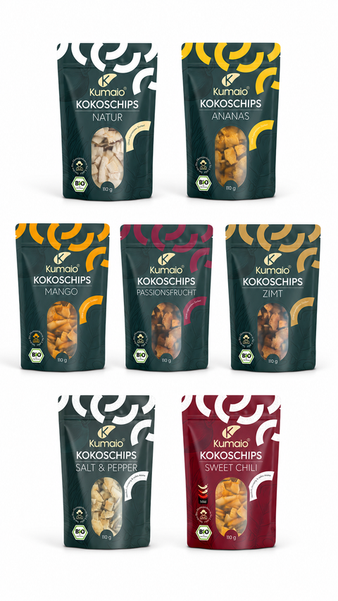 Kumaio® Bio Kokoschips in sieben Sorten als Set auf weißem Hintergrund: Natur, Ananas, Mango, Passionsfrucht, Zimt, Salt & Pepper und Sweet Chilli.
