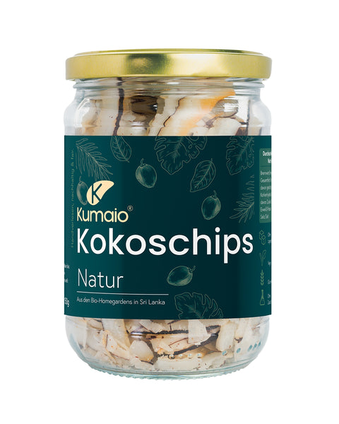 Glas mit Kumaio Kokoschips Naturgeschmack, mit dunkelgrünem Etikett.