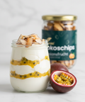 Bio Kokoschips von Kumaio als Topping auf Joghurt-Dessert mit Passionsfrucht und Kokosflocken – veganes Frühstücksrezept.