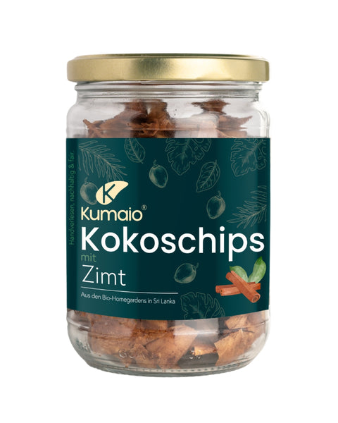 Kumaio Kokoschips mit Zimt in einem Glas mit goldfarbenem Deckel, hergestellt aus Bio-Kokosnüssen aus Sri Lanka. Knuspriger Snack mit natürlichem Zimtgeschmack, ideal als gesunde Alternative zu herkömmlichen Snacks.