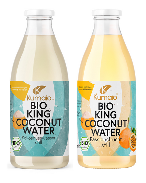 Zwei Flaschen Kumaio Bio King Coconut Water: links stilles Kokosnusswasser, rechts mit Passionsfruchtgeschmack, beide Bio-zertifiziert.