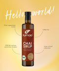 Kumaio Bio Chai Sirup vor gelbem Hintergrund – koffeinfrei, ohne zugesetzten Zucker, aus natürlichen Zutaten und sofort zubereitbar.