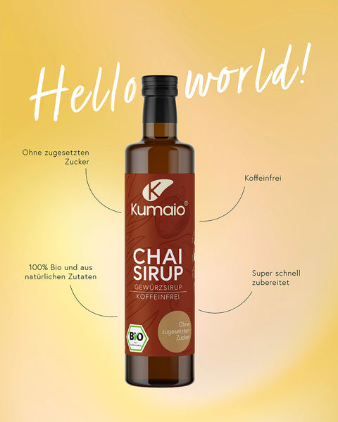 Kumaio Bio Chai Sirup vor gelbem Hintergrund – koffeinfrei, ohne zugesetzten Zucker, aus natürlichen Zutaten und sofort zubereitbar.