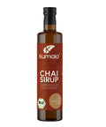 Braune Glasflasche Kumaio Bio Chai Sirup mit Gewürzetikett, koffeinfrei und ohne zugesetzten Zucker, Gewürzsirup in Bio-Qualität.