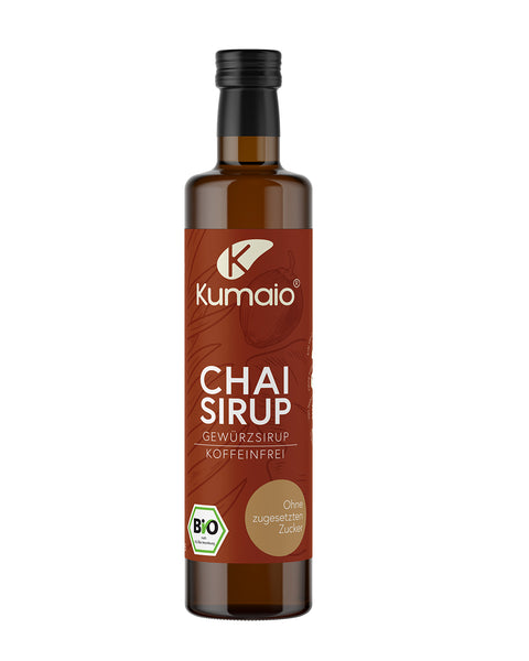 Braune Glasflasche Kumaio Bio Chai Sirup mit Gewürzetikett, koffeinfrei und ohne zugesetzten Zucker, Gewürzsirup in Bio-Qualität.
