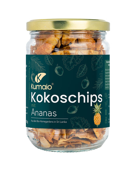 Glas mit Kumaio Kokoschips, verfeinert mit Ananasgeschmack, mit dunkelgrünem Etikett.
