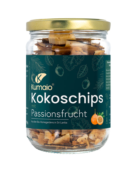 Glas mit Kumaio Kokoschips, verfeinert mit Passionsfruchtgeschmack, mit dunkelgrünem Etikett.