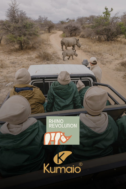 Safari-Tour mit Kindern, die Nashörner in freier Wildbahn beobachten, Logos von Rhino Revolution und Kumaio im Vordergrund.
