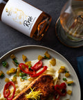 Lachs angerichtet und Wein Glas