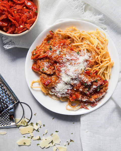 Peppadew rote Kirschpaprika-Streifen in pikantem Tomatensugo mit Spaghetti, Parmesan und Basilikum – schnelles Pastarezept.